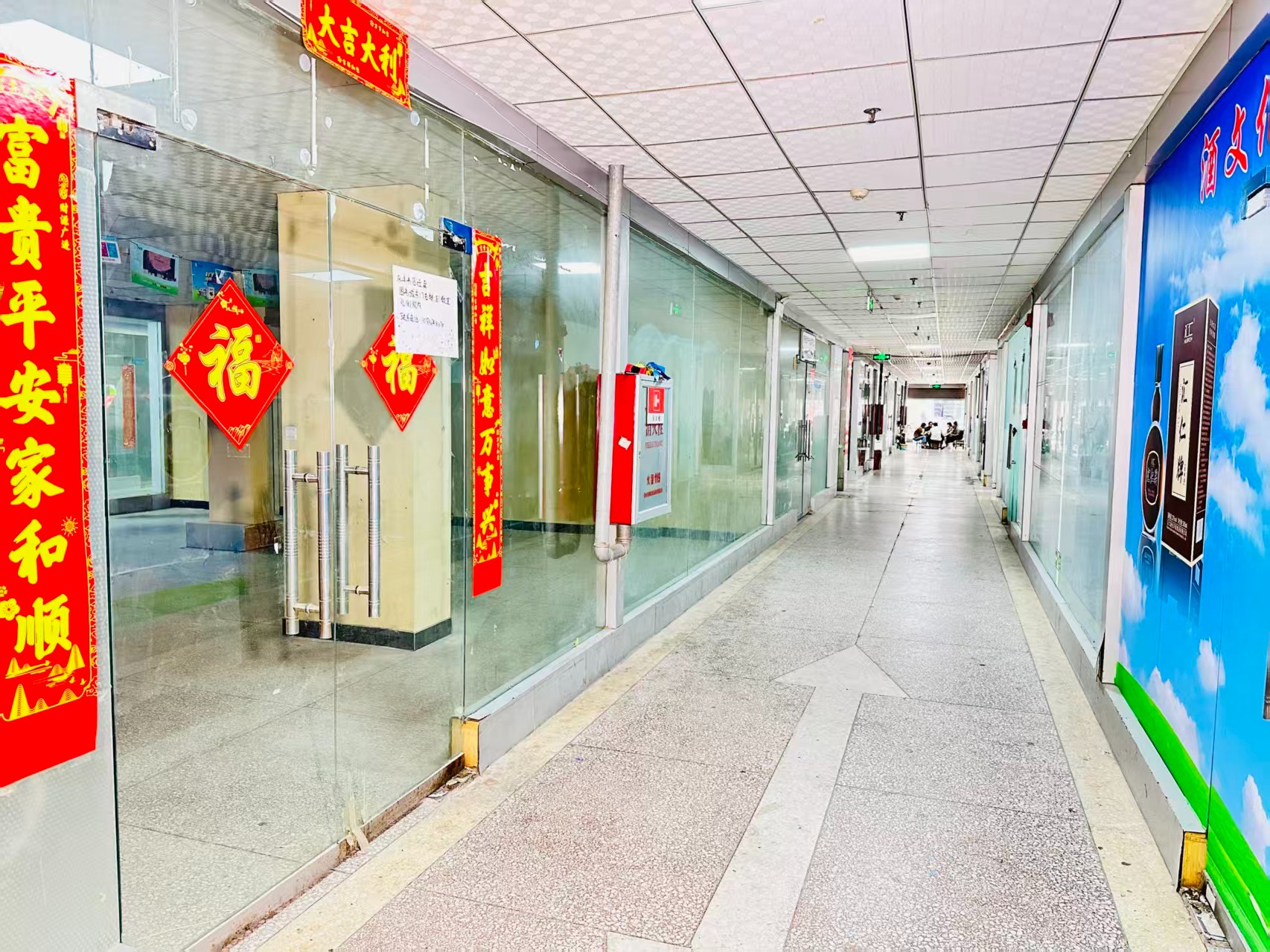 万安街园区位于洛阳市老城区春都路商贸核心区域，周边商业氛围成熟，交通便利，配套完善。依托传统副食品商贸资源，园区具备良好的经营基础和人气优势，是企业办公、商品展示、批发零售及创业发展的理想选择。