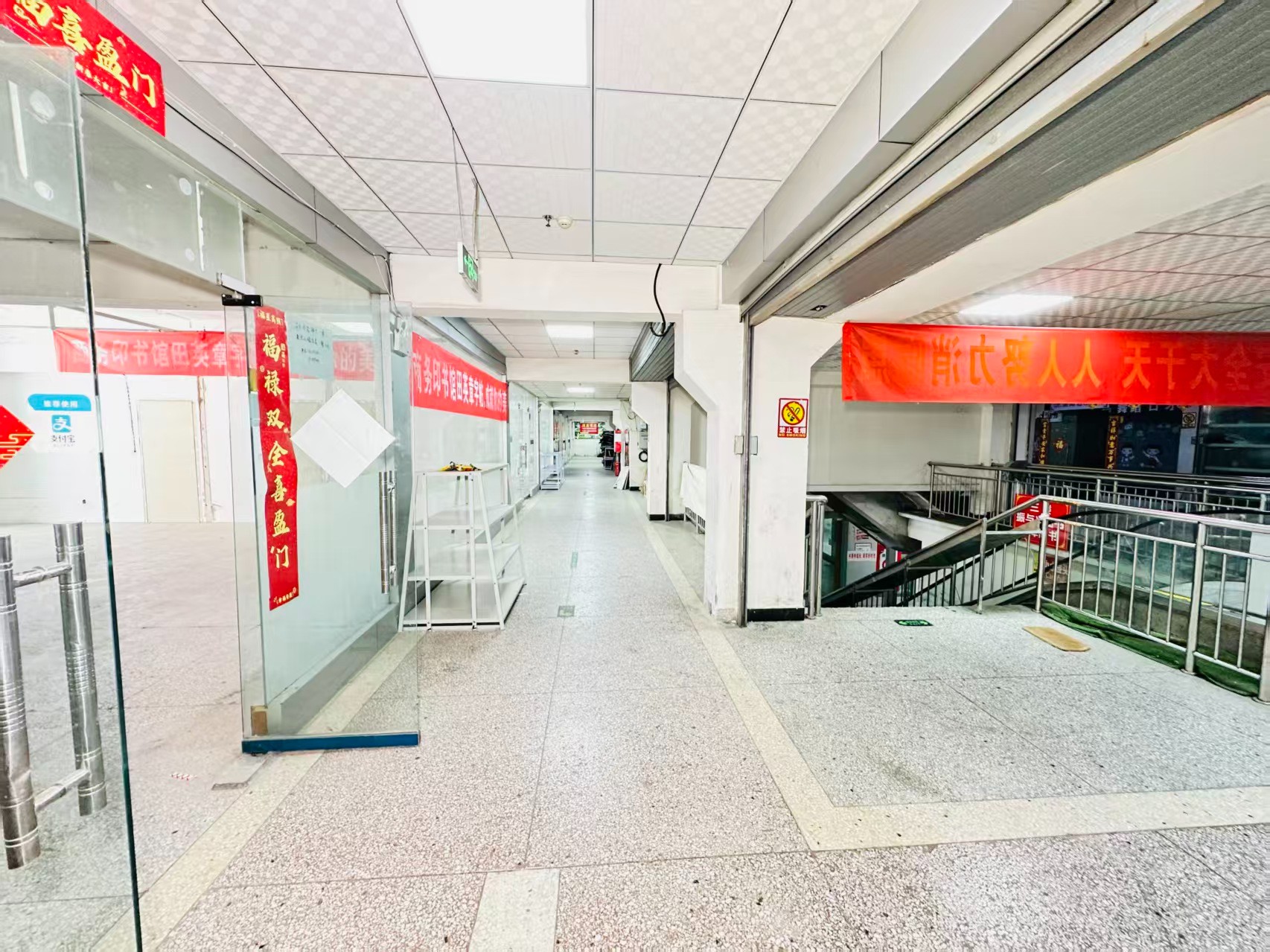 万安街引入人工智能技术应用场景，推动AI与商业、零售、电商、企业服务等领域融合发展。